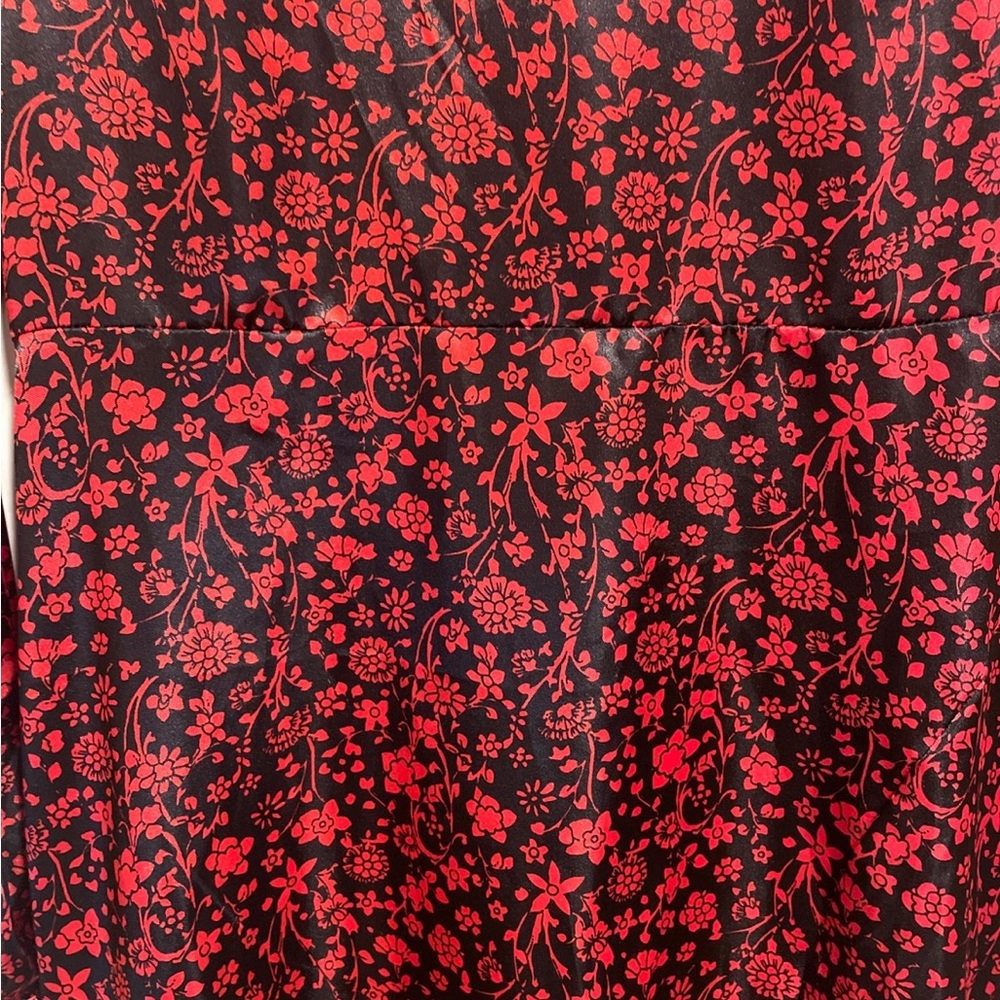 Cute Floral midi skirt with elastic waste. Beautiful print. Looks fantastic on!